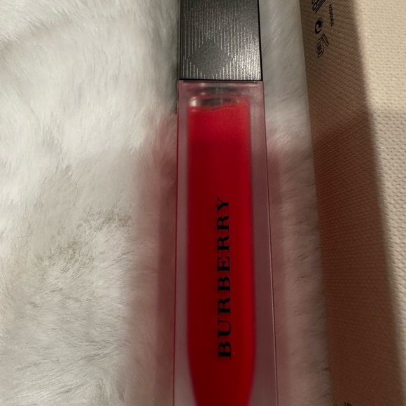 Burberry Liquid Lip Velvet - Vivid Red - Picture 2 of 3